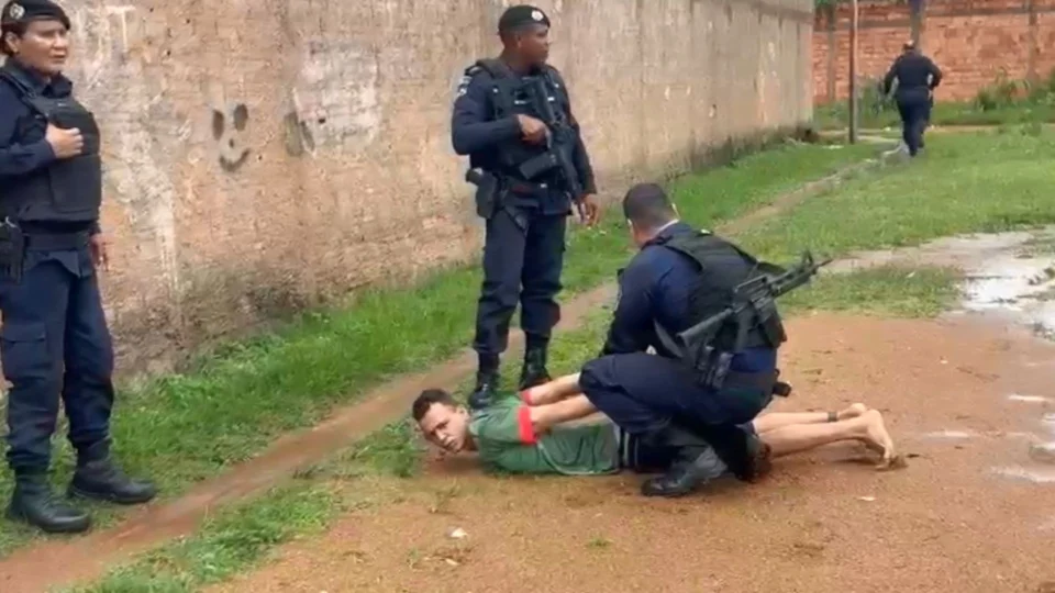 Apenado é preso por atirar contra vizinha após discussão em vila de apartamento