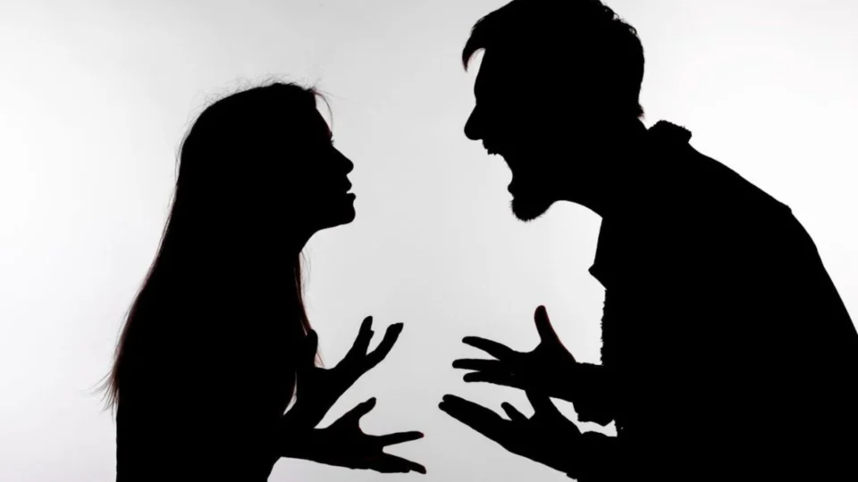 Irmão agride irmã com garrafa de vidro durante briga por celular