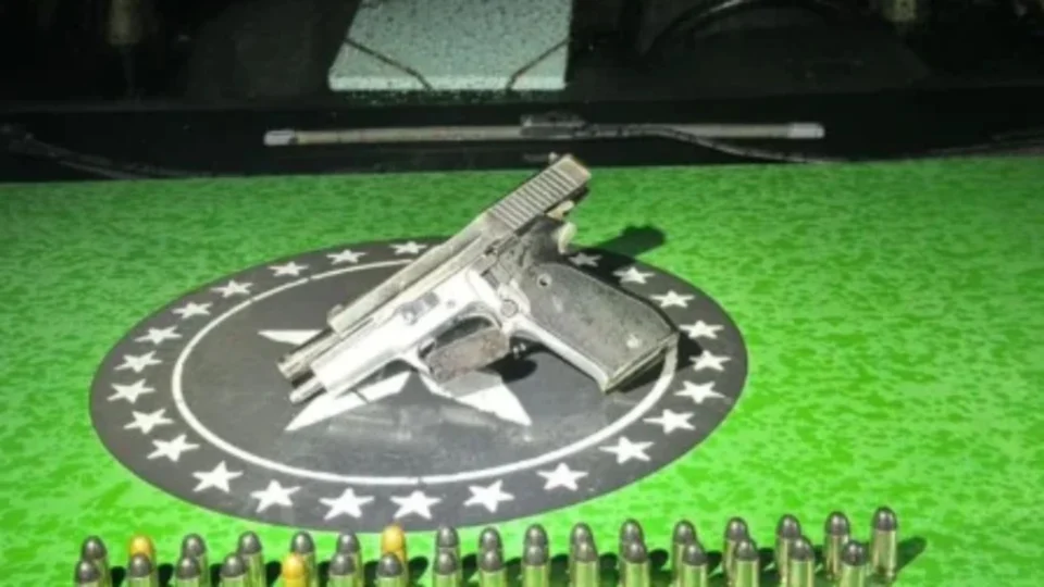 Homem é preso com pistola .45 após travessia clandestina na fronteira em Guajará-Mirim