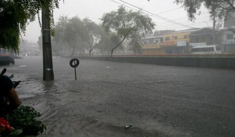 Chuvas torrenciais atingem Manaus na manhã da Quarta-feira de Cinzas