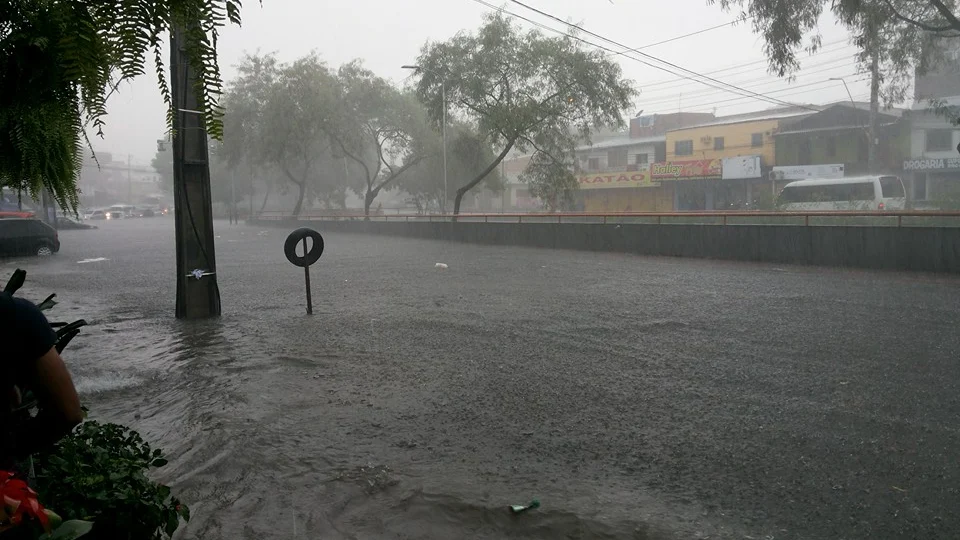 Chuvas torrenciais atingem Manaus na manhã da Quarta-feira de Cinzas
