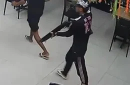 VÍDEOS: motorista de app é sequestrado e trio armado assalta conveniência na Avenida do Turismo