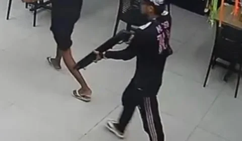 VÍDEOS: motorista de app é sequestrado e trio armado assalta conveniência na Avenida do Turismo