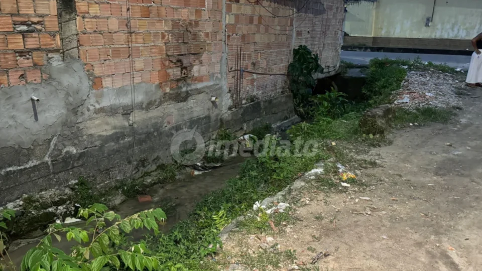 Moradores denunciam cratera, alagações e risco de desabamento no bairro Mundo Novo