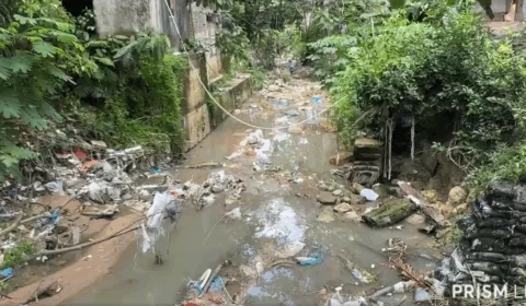 Casas cedem em área de rip rap no bairro Colônia Antônio Aleixo, em Manaus