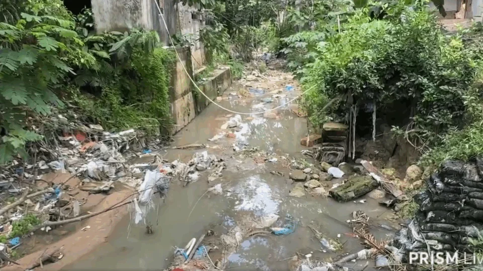 Casas cedem em área de rip rap no bairro Colônia Antônio Aleixo, em Manaus