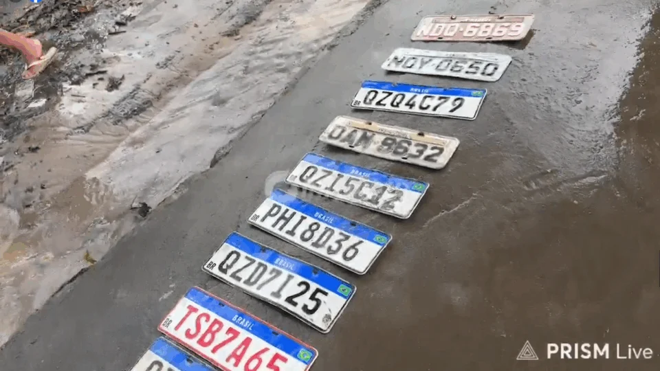Rua alagada faz motoristas perderem placas no bairro São José, em Manaus