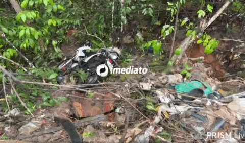Carro desgovernado atinge casal, que é arremessado para área de mata em Manaus