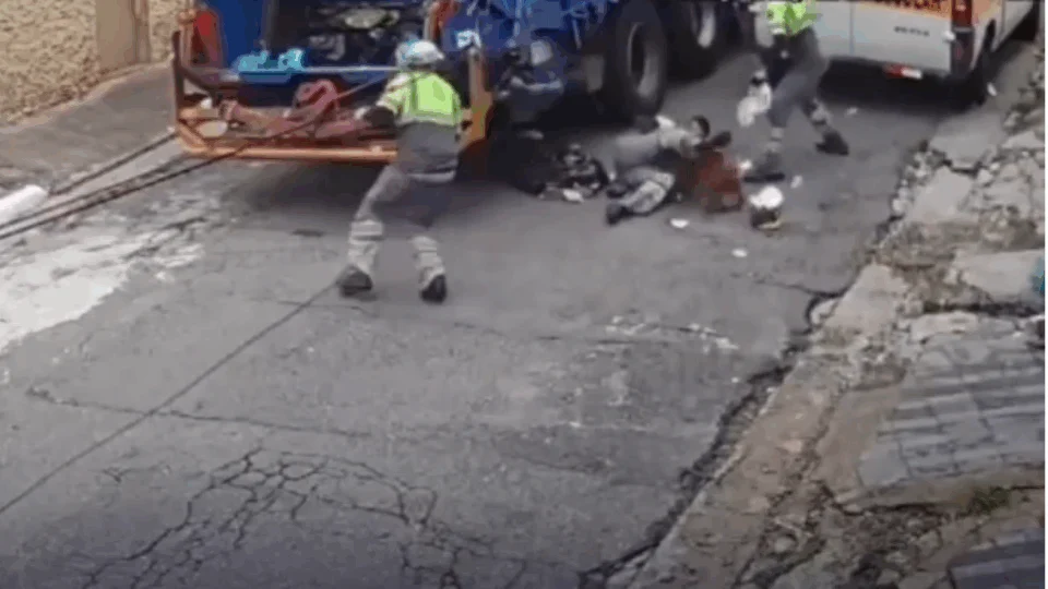 VEJA VÍDEO: pitbull arrebenta portão, ataca coletores e leva dois ao hospital