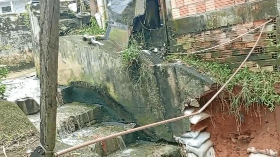 Moradores denunciam risco de desabamento por obra inacabada na Colônia Antônio Aleixo, em Manaus