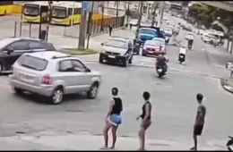 Motorista abandona carro segundos antes de trem atingir veículo em Santa Catarina