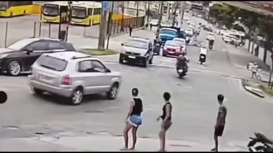 Motorista abandona carro segundos antes de trem atingir veículo em Santa Catarina