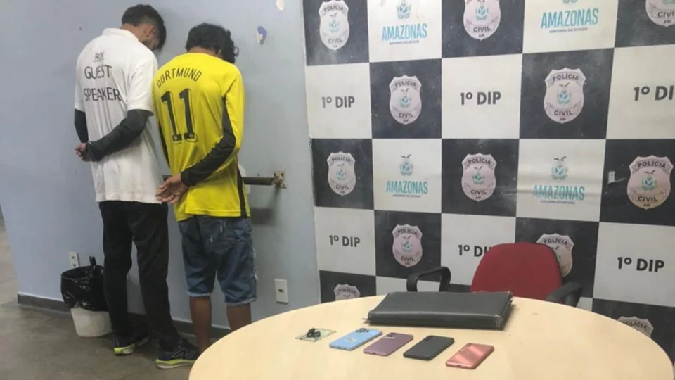 ROCAM prendem dupla suspeita de arrastões e recuperam celulares na zona norte de Manaus