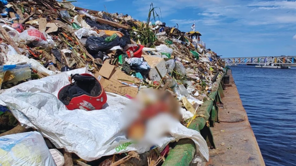 Imagens fortes: Perna humana é encontrada durante coleta de lixo na orla do Rio Negro, em Manaus