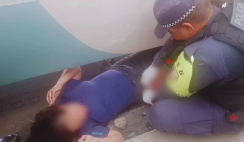 Mulher tem perna dilacerada por ônibus ao se desequilibrar e cair dentro do Terminal 1, em Manaus