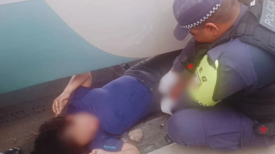 Mulher tem perna dilacerada por ônibus ao se desequilibrar e cair dentro do Terminal 1, em Manaus