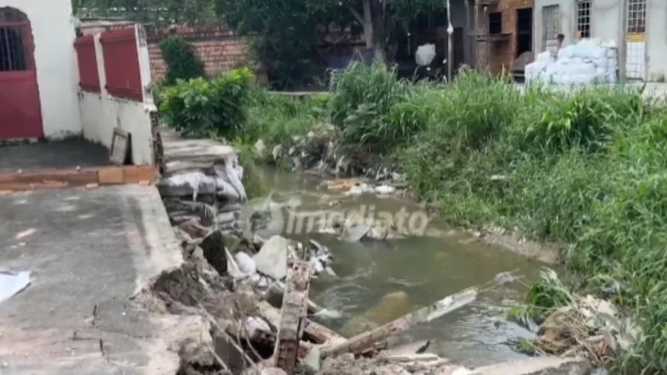 Após chuvas, muro de igreja desaba e moradores cobram ação urgente no Zumbi dos Palmares