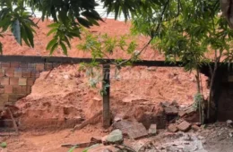 Moradores cobram providências após desabamento de muro atingir residência no bairro Tarumã