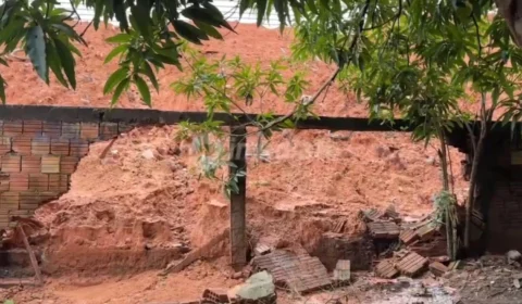 Moradores cobram providências após desabamento de muro atingir residência no bairro Tarumã
