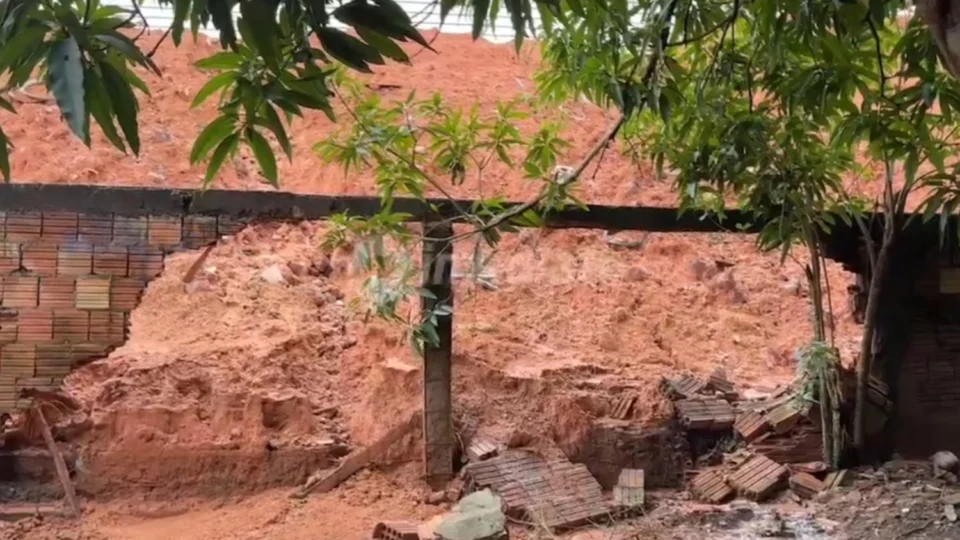 Moradores cobram providências após desabamento de muro atingir residência no bairro Tarumã