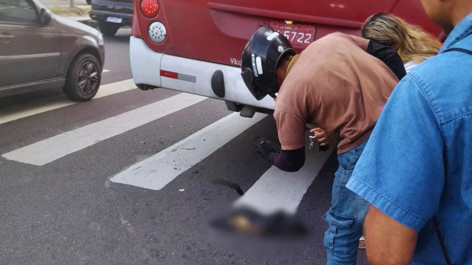 Imagens fortes: Homem tem braço arrancado durante racha entre duas lotações na disputa por passageiros na zona leste de Manaus