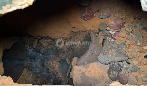 Cratera ameaça engolir casas no Beco São Vicente de Paula, no bairro Educandos