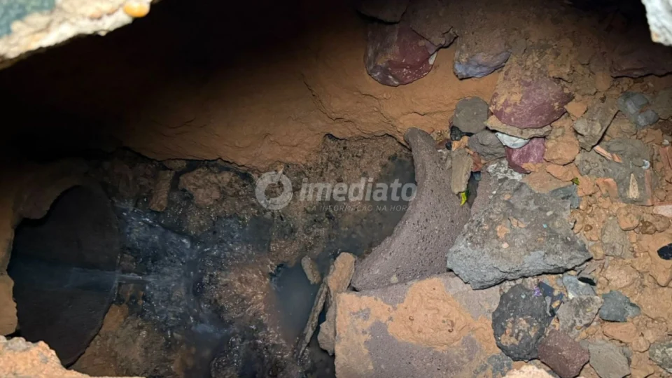 Cratera ameaça engolir casas no Beco São Vicente de Paula, no bairro Educandos