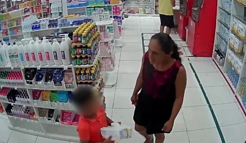 Veja: Idosa é flagrada usando criança em furto a farmácia no bairro Jorge Teixeira, em Manaus