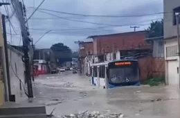 VÍDEO: Ônibus vira ‘barco’ e enfrenta rua alagada expondo perigo durante forte chuva em Manaus