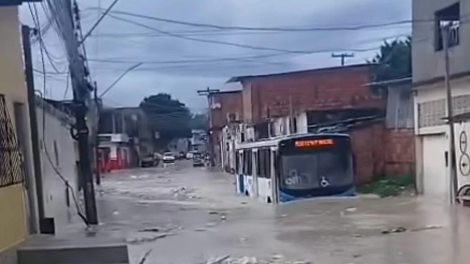 VÍDEO: Ônibus vira ‘barco’ e enfrenta rua alagada expondo perigo durante forte chuva em Manaus