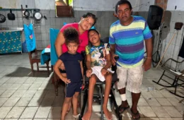 Vídeo: Menino de 12 anos é obrigado a usar cadeira de rodas infantil e espera substituição há mais de um ano; ‘Só ficam enrolando a gente’, desabafam os pais