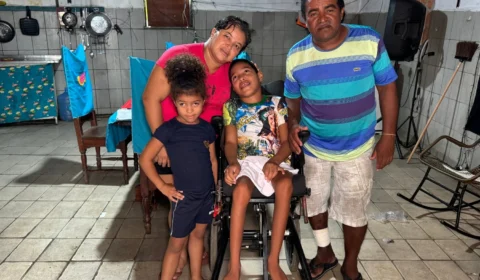 Vídeo: Menino de 12 anos é obrigado a usar cadeira de rodas infantil e espera substituição há mais de um ano; ‘Só ficam enrolando a gente’, desabafam os pais
