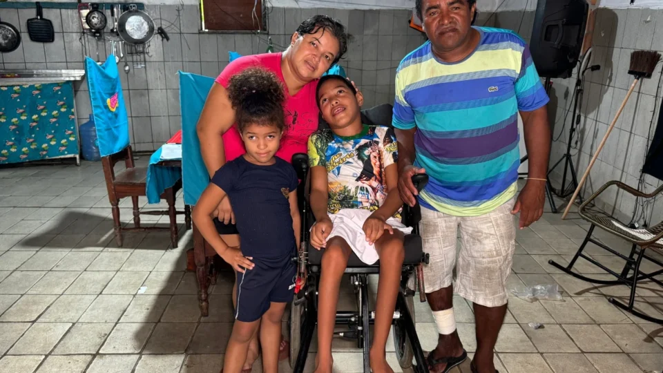 Vídeo: Menino de 12 anos é obrigado a usar cadeira de rodas infantil e espera substituição há mais de um ano; ‘Só ficam enrolando a gente’, desabafam os pais