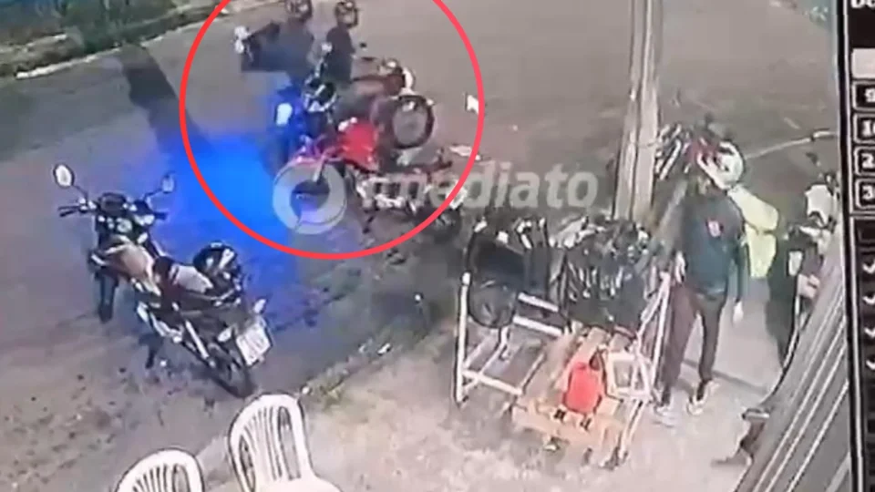 Veja o vídeo: Assaltantes armados rendem motoboys e roubam celulares em pizzaria no bairro Raiz