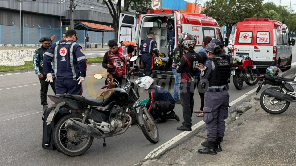 Veja o vídeo: Colisão entre motocicletas deixa feridos e causa lentidão no trânsito na zona Leste de Manaus