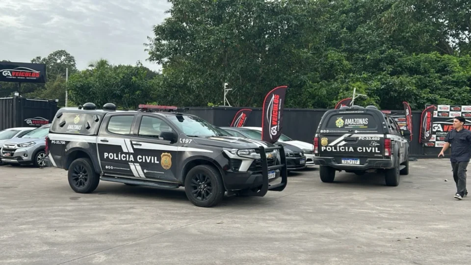 Revenda de veículos no São José é alvo de operação da Polícia Civil; 21 veículos e documentos são apreendidos
