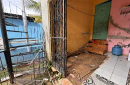 Esgoto ativado irregularmente invade residência e ameaça estrutura de casa no bairro Japiim em Manaus