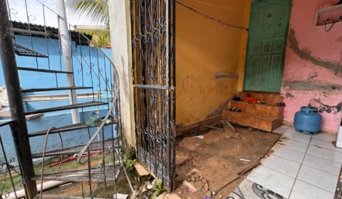 Esgoto ativado irregularmente invade residência e ameaça estrutura de casa no bairro Japiim em Manaus
