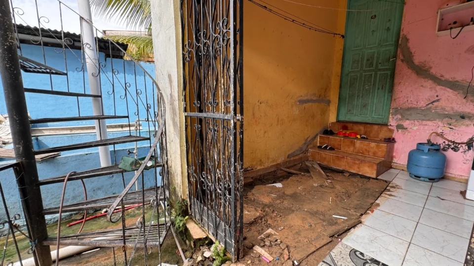 Esgoto ativado irregularmente invade residência e ameaça estrutura de casa no bairro Japiim em Manaus