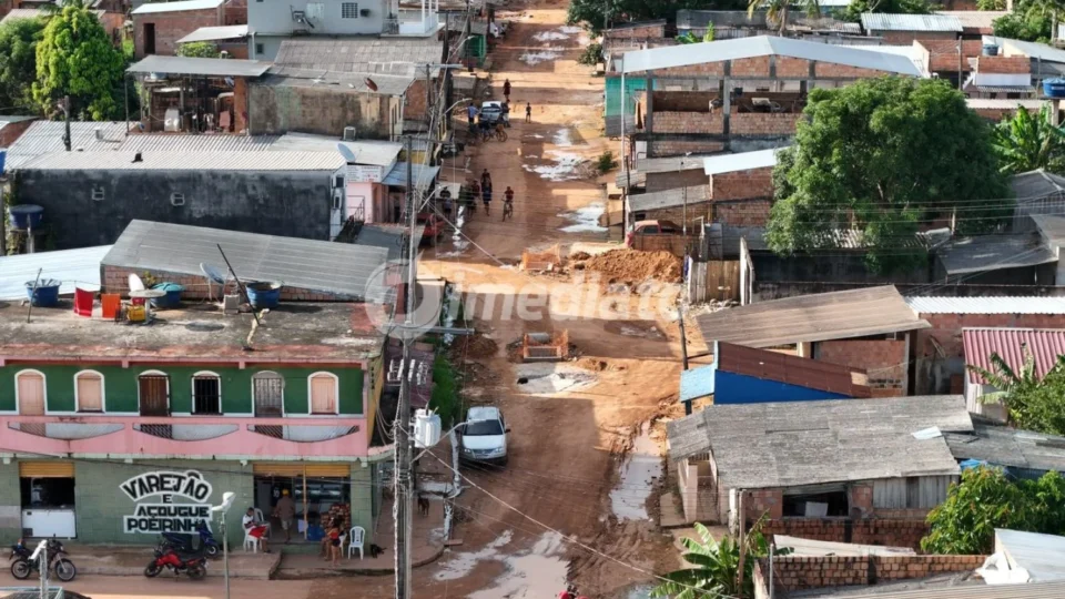 Moradores do Cacau Pirêra denunciam abandono e enfrentam lama, poeira e alagamentos em Iranduba