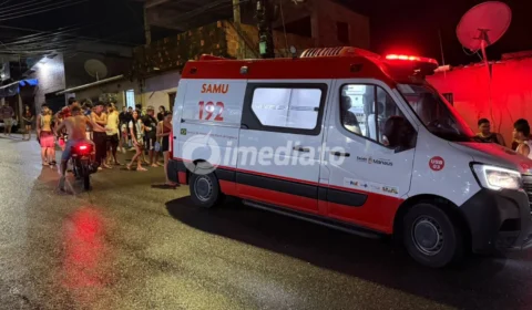 Colisão entre motocicleta e carro deixa dois jovens feridos na Rua Rio Servim, no bairro Armando Mendes