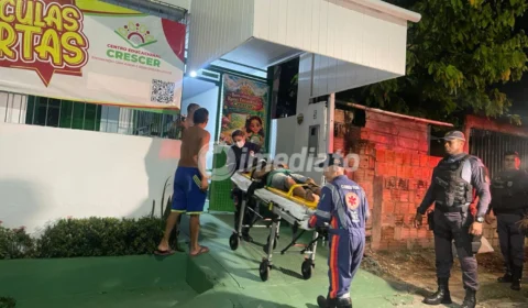 Suspeito de cometer assaltos é agredido por populares e socorrido pelo SAMU no bairro Tancredo Neves