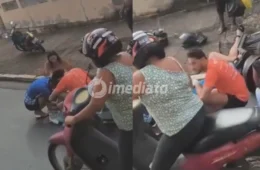 VÍDEO: Mulher se distrai ao ver acidente e acaba caindo de moto em cima de socorristas
