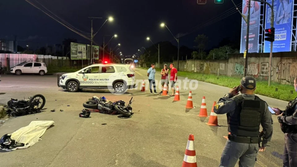 Entregador morre e motociclista fica gravemente ferido após colisão de motos no Parque das Laranjeiras, em Manaus