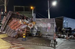 Carreta carregada de refrigerantes tomba e interdita entrada de Porto no bairro Colônia Oliveira Machado