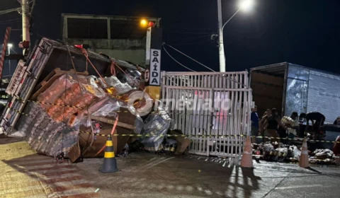 Carreta carregada de refrigerantes tomba e interdita entrada de Porto no bairro Colônia Oliveira Machado