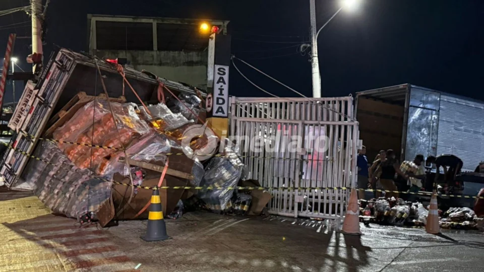 Carreta carregada de refrigerantes tomba e interdita entrada de Porto no bairro Colônia Oliveira Machado