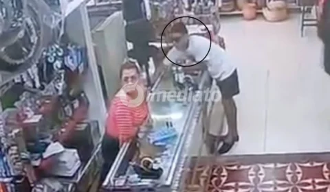 VÍDEO: Homem aproveita distração e furta vitrine de loja no Centro de Manaus
