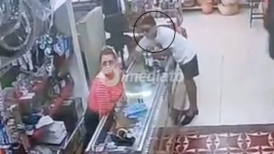 VÍDEO: Homem aproveita distração e furta vitrine de loja no Centro de Manaus
