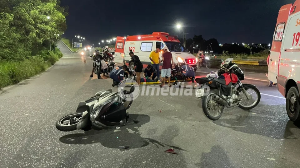 Colisão entre carro e motocicleta deixa casal gravemente ferido na Avenida das Flores, em Manaus